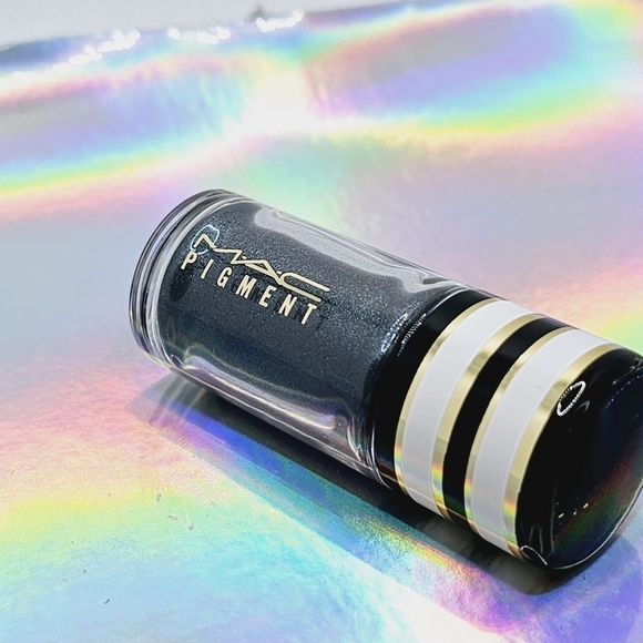 MAC Cosmetics Deep Blue Green Pigment Eyeshadow - Picture 3 of 6